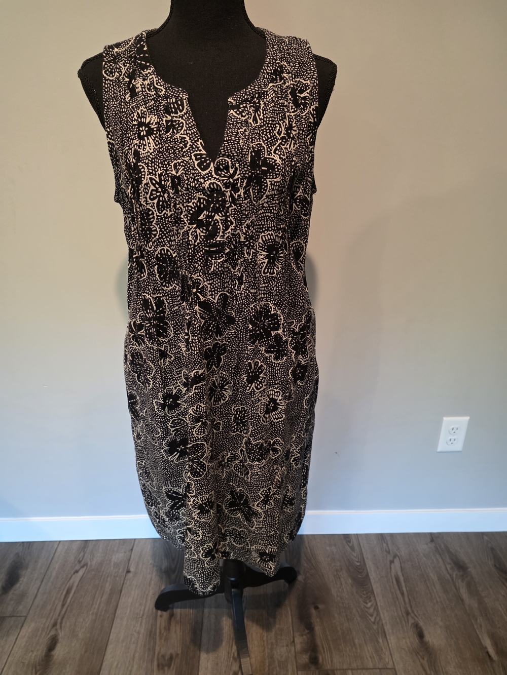 Black & White Linen Floral-Print Sleeveless Dress